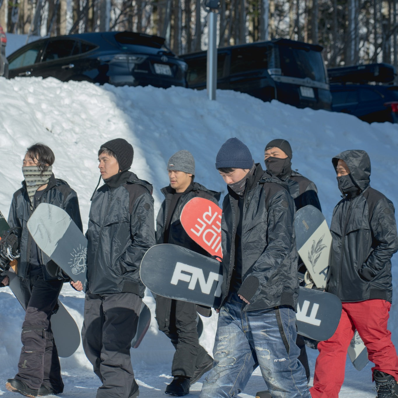 冬季旅遊必學滑雪,雪地穿搭!3大HOMI單品輕鬆打造保暖新時尚
