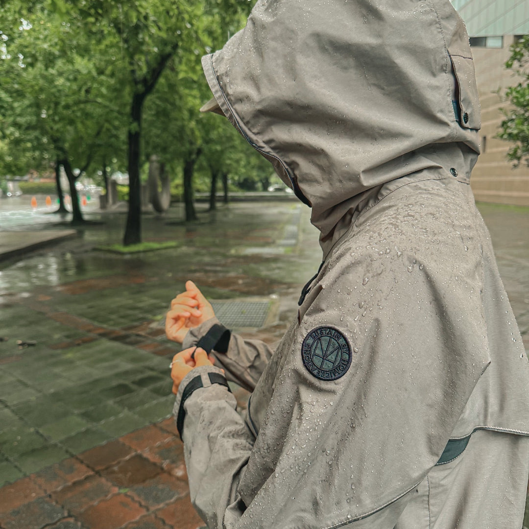 梅雨季來襲！對抗濕悶黏膩感！穿搭首選：TheHood Pro 登山防水外套